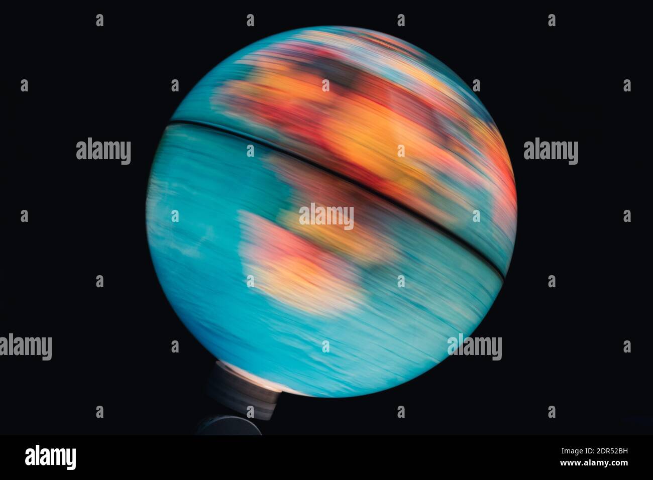 Mondo illuminato che gira con sfondo nero Foto stock - Alamy