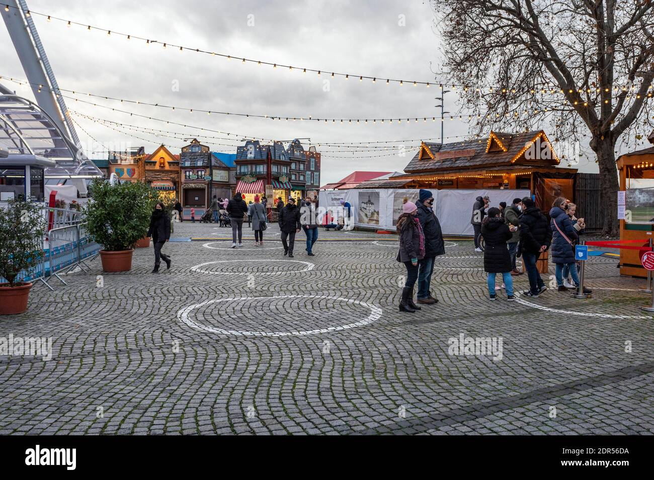 Il fine settimana dell'Avvento nella città vecchia di Dusseldorf dopo il blocco La crisi di Corona - piccolo mercatino di Natale a Burgplatz Foto Stock