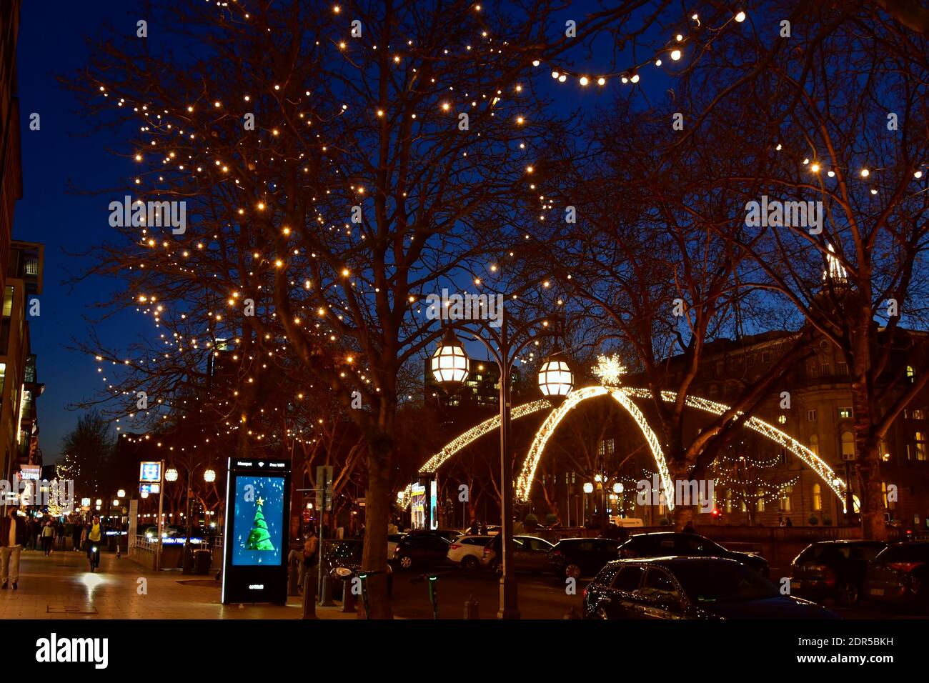 L'elegante viale dello shopping Königsallee nel centro di Düsseldorf con illuminazione natalizia. Foto Stock