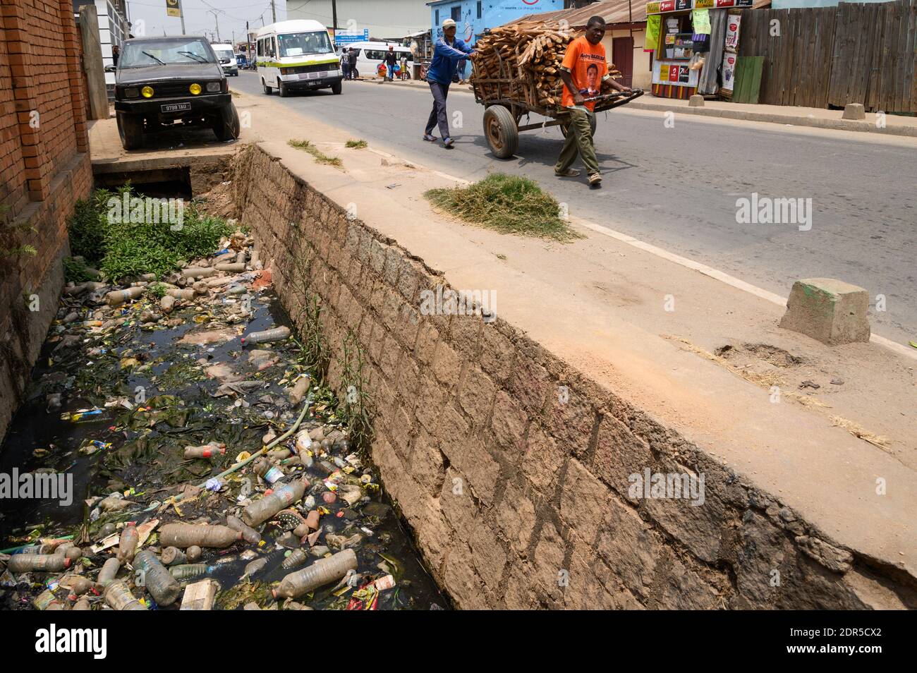 Rifiuti di plastica in grondaia, Mandroseza, Antananarivo, Madagascar Foto Stock