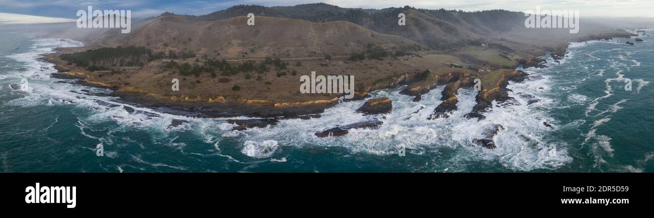 Le fredde acque ricche di nutrienti dell'Oceano Pacifico si battono contro la costa rocciosa e incredibilmente panoramica della California settentrionale a Mendocino. Foto Stock