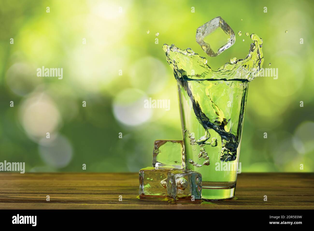 Il cubo di ghiaccio cadere in vetro Foto Stock