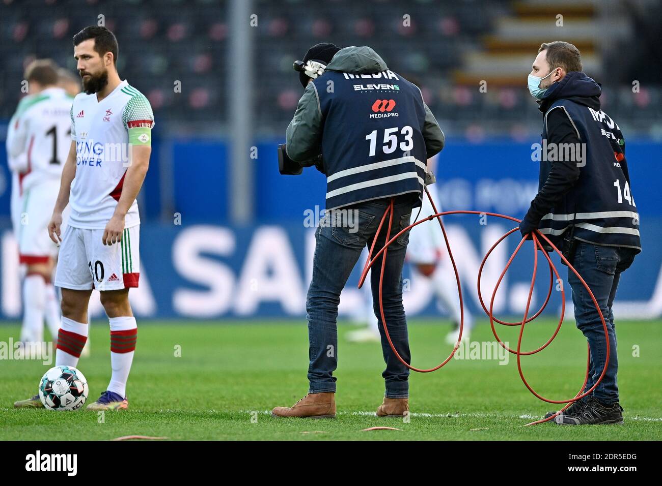 La figura mostra un assistente tecnico della TV-equipe in azione ad una partita di calcio tra Oud-Heverlee Leuven e KV Mechelen, domenica 20 dicembre Foto Stock