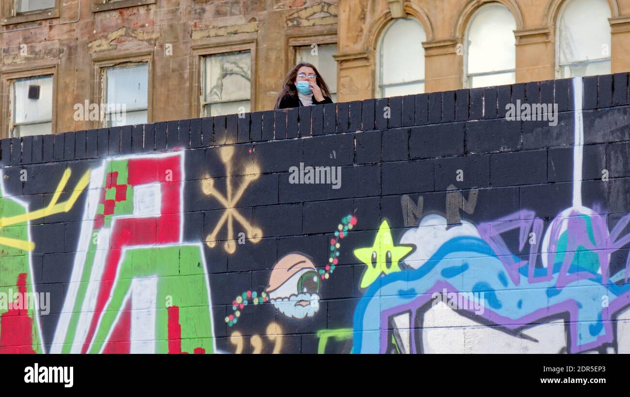 Glasgow, Scozia, Regno Unito, 20 dicembre 2020: Le guerre dei Graffiti nella città tra due gruppi rivali: rada e ANSR, secondo uno storico dell'arte che non volesse essere nominato, vedevano il passaggio di clyde recentemente dipinto che raffigurava un Natale di Glasgow vandalizzato dal gruppo concorrente Rada apparentemente per un atto simile da parte dei pittori. Ho prima di foto superiori del passaggio pedonale che è stato attraente e completato solo il Mercoledì su Alamy. Credit: Gerard Ferry/Alamy Live News Foto Stock