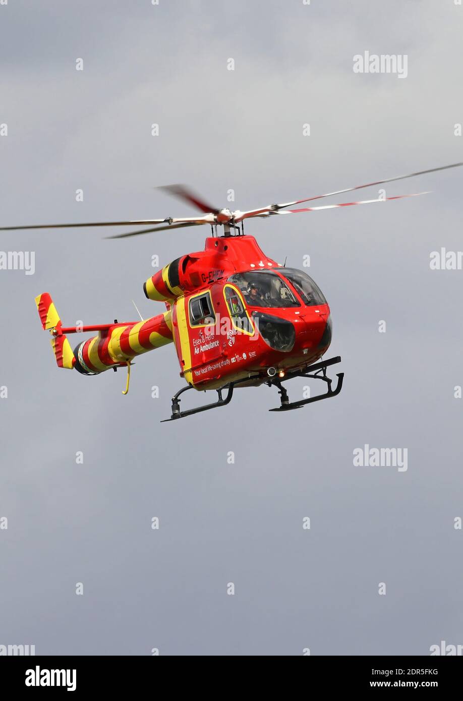 Essex e Herts Airambulance atterraggio in un campo per e soccorso di emergenza dopo un incidente Foto Stock