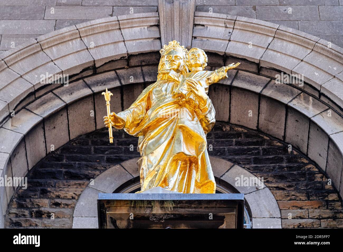 Statua d'oro all'ingresso di una vecchia chiesa, Montreal, Canada Foto Stock