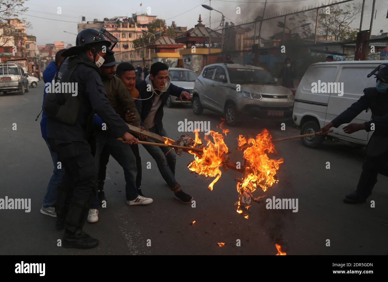 Kathmandu, Nepal. 20 dicembre 2020. Gli studenti nepalesi affiliati a Nepal Student Union bruciano un effigie del primo ministro nepalese Khadga Prasad Oli durante una protesta a Kathmandu, Nepal, domenica 20 dicembre 2020. Domenica il presidente del Nepal ha sciolto il Parlamento dopo che il primo ministro ha raccomandato il movimento in mezzo a un feudo crescente all'interno del suo partito comunista che probabilmente spingerà la nazione himalayana in una crisi politica. Le elezioni parlamentari si terranno il 30 aprile e il 10 maggio, secondo una dichiarazione dell'ufficio del Presidente Bidya Devi Bhandari. (Credit Image: © Dipen Shrestha/ZUMA Foto Stock