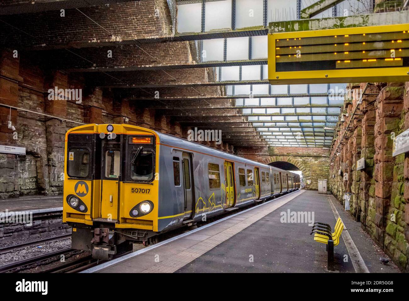 Merseyrail treno elettrico a Green Lane stazione sul Wirral. Foto Stock