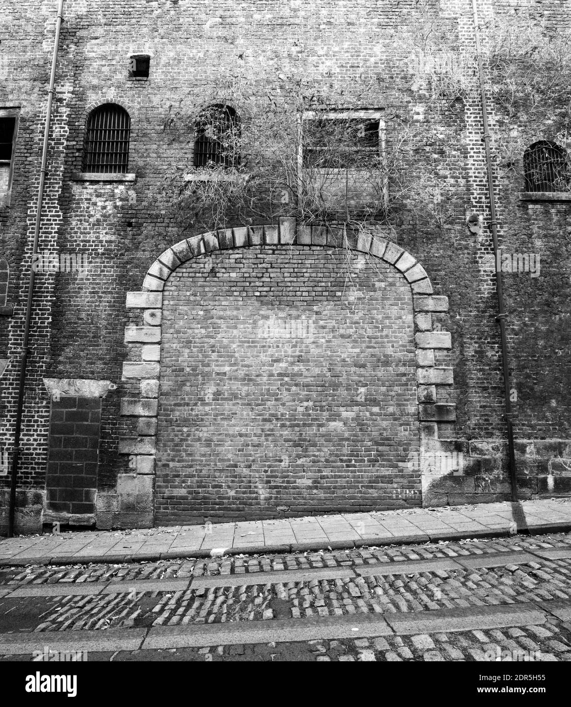 Immagine in bianco e nero dell'entrata in bianco e nero di un vecchio magazzino di merci in Hanover St, Newcastle upon Tyne, Inghilterra, Regno Unito Foto Stock