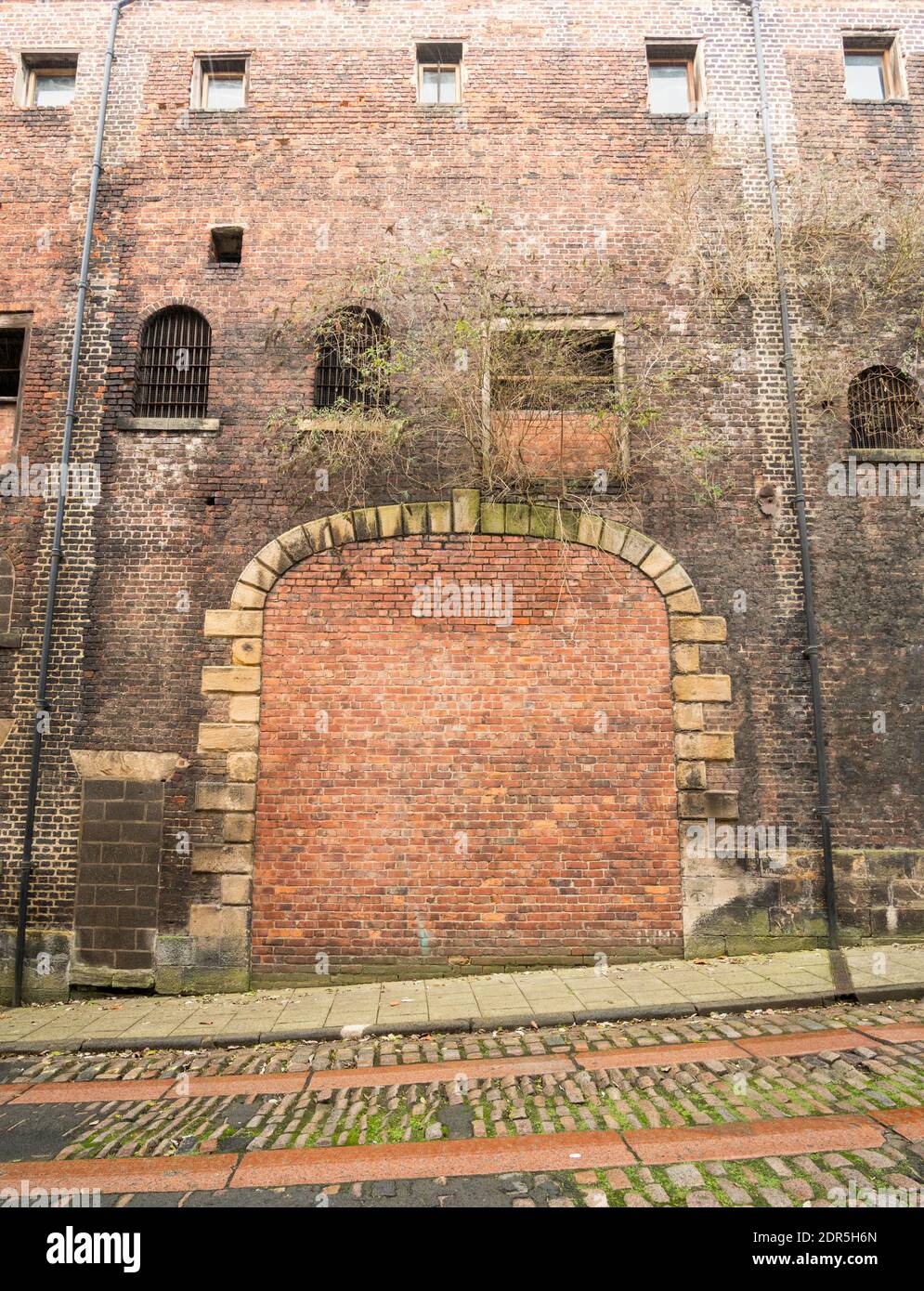 L'entrata è entrata in un vecchio magazzino di merci in Hanover St., Newcastle upon Tyne, Inghilterra, Regno Unito Foto Stock
