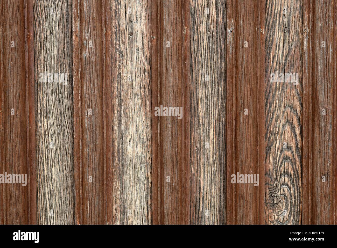Primo piano di una porta in legno rustico in stile vintage con venatura verticale Foto Stock