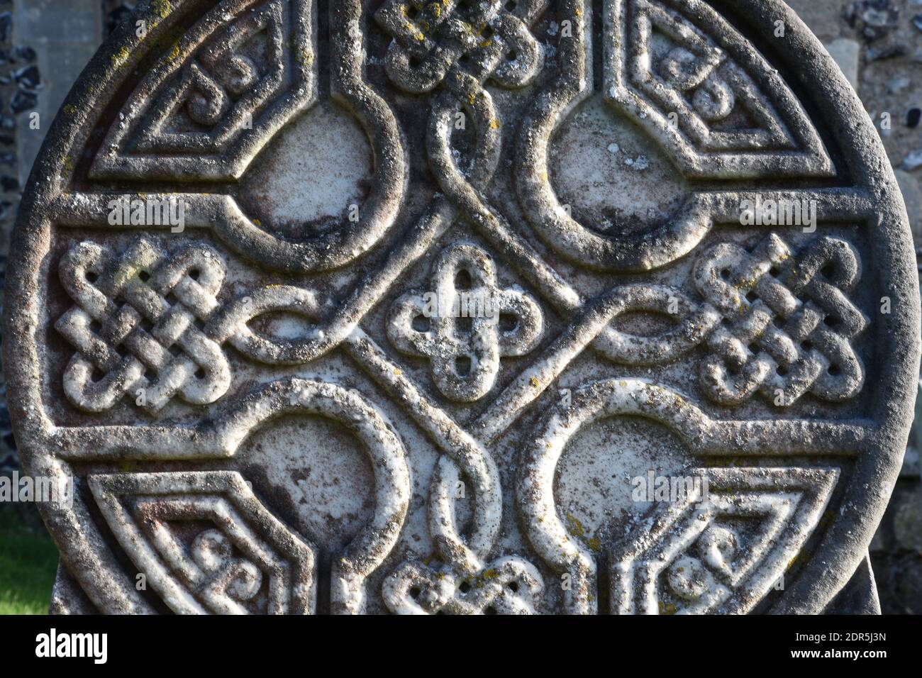 Stone Celtic Cross nel cimitero di St Margaret, Rottingdean, East Sussex, Inghilterra, Regno Unito Foto Stock