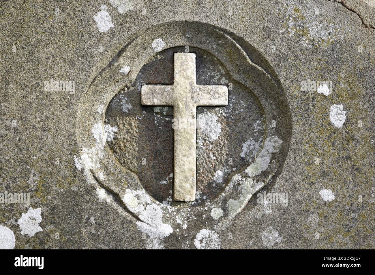 Croce di pietra incisa su una superficie intemprata nel cimitero di St Margaret, Rottingdean, East Sussex, Inghilterra, Regno Unito Foto Stock