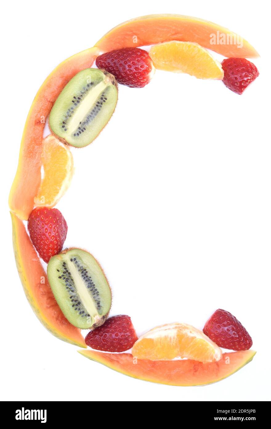 Lettera a forma di C composta da frutta ad alto contenuto di vitamina C - arancio, kiwi, fragola e papaia su sfondo bianco. Foto Stock