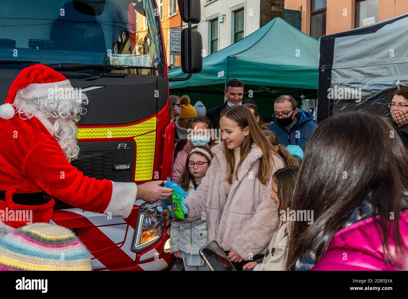 Bantry, West Cork, Irlanda. 20 dicembre 2020. Il mercato di Natale di Bantry ha avuto luogo oggi con molti locali frequentanti. C'erano stalle che vendono artigianato, musica dal vivo e Babbo Natale ha fatto un'apparizione. Babbo Natale ha dato regali e dolci ai bambini. Credit: AG News/Alamy Live News Foto Stock