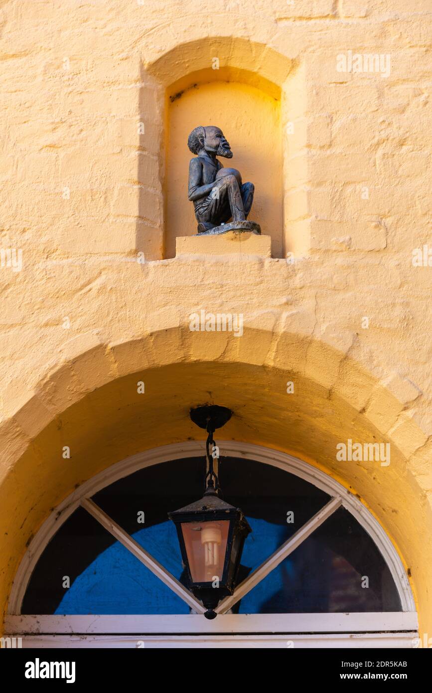 Ingresso con una piccola figura di una persona africana, Burgareal, Città anseatica di Lübeck, Schleswig-Holstein, germania del Nord, Europa Foto Stock