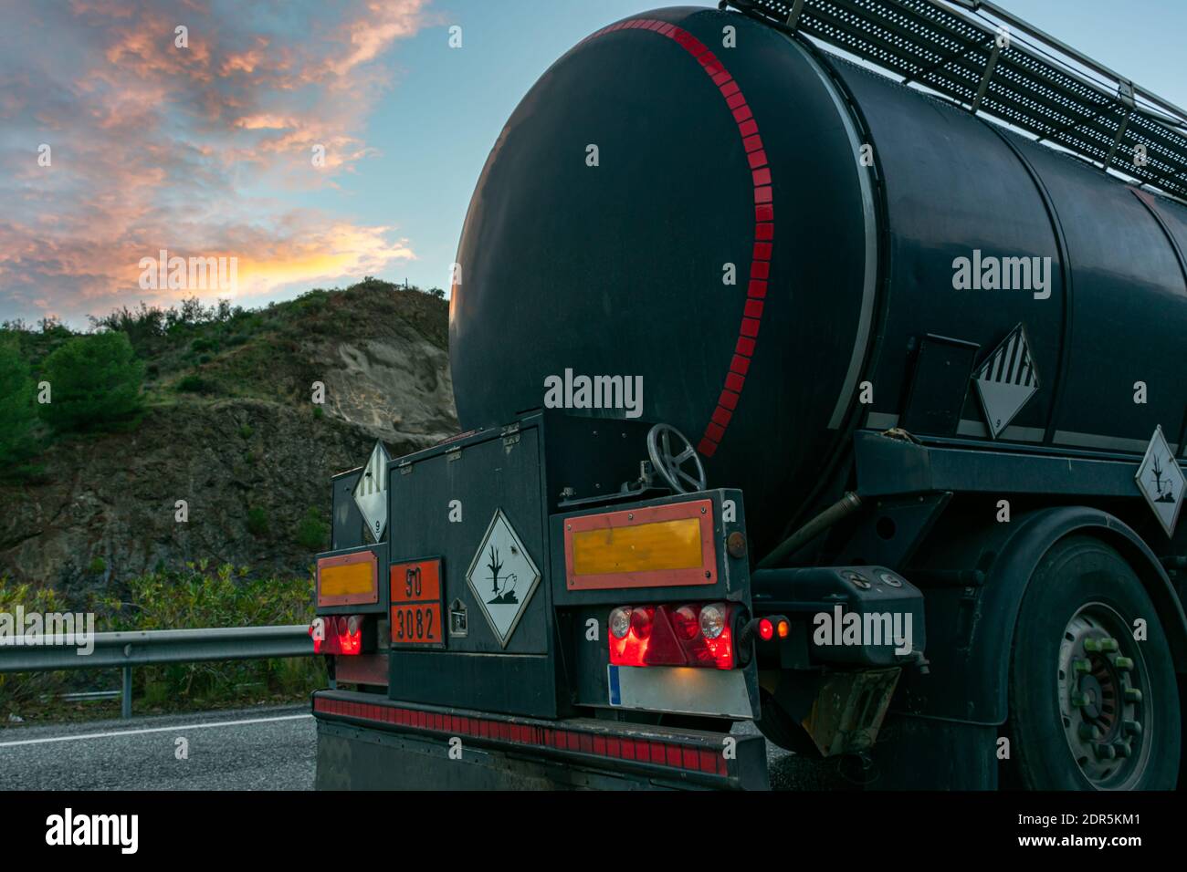 Carro con serbatoio termoisolato per il trasporto di olio combustibile caldo. Foto Stock