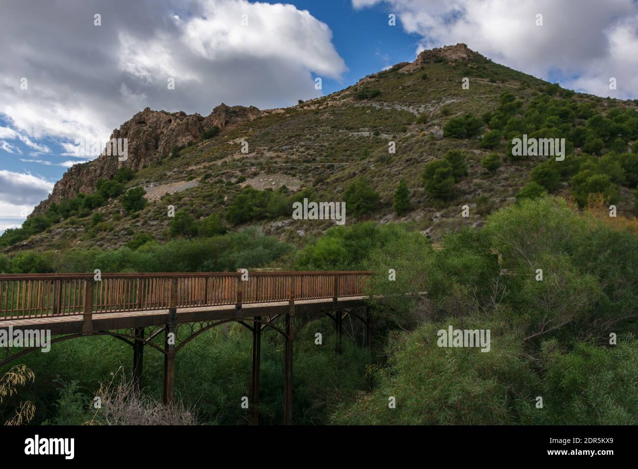 Ponte di ferro nel parco peri-urbano di Cerro del toro, Motril. Foto Stock