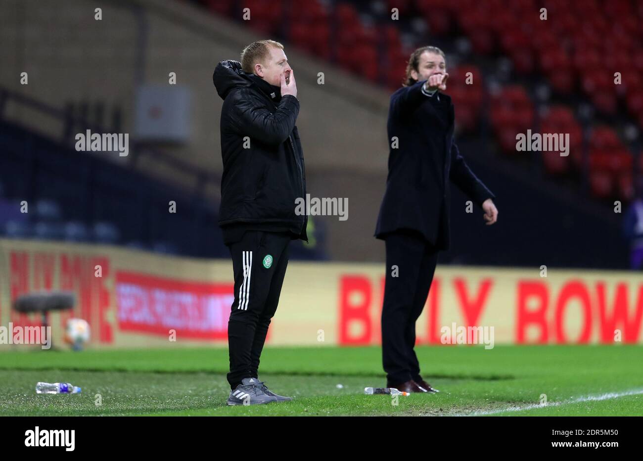 Il manager dei cuori Robbie Neilson (a destra) dà istruzioni sulla linea di contatto mentre il manager celtico Neil Lennon si alza in piedi durante la finale della Coppa Scozzese a Hampden Park, Glasgow. Foto Stock