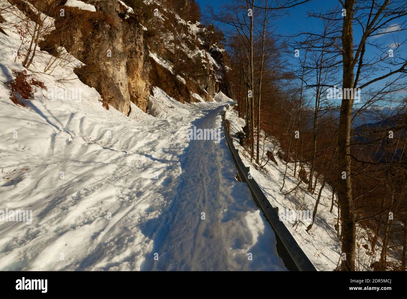 La valanga ha bloccato una strada di montagna nella stagione invernale Foto Stock