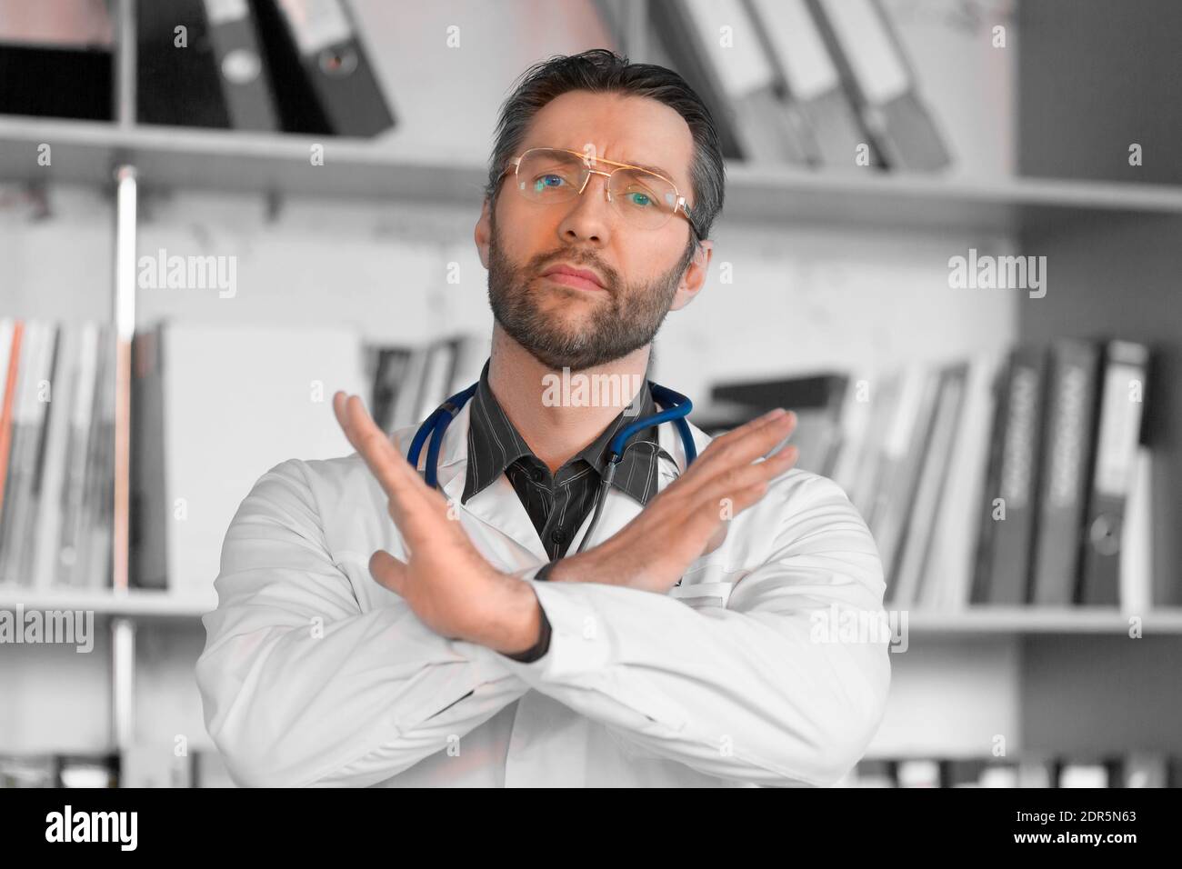 Medico maschile con le mani incrociate - stop gesto. Concetto medico. Foto Stock