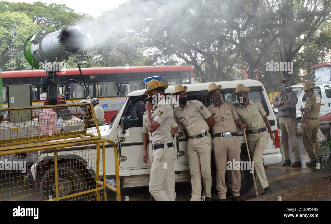 Bangalore, India. 20 dicembre 2020. I disinfettanti vengono spruzzati a Bangalore, India, 20 dicembre 2020. Credit: Sr/Xinhua/Alamy Live News Foto Stock