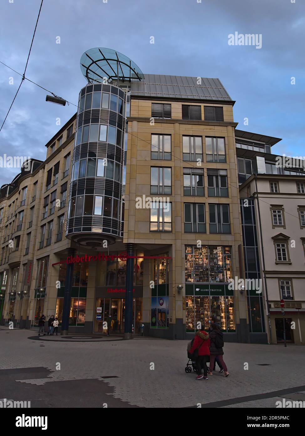 Vista frontale della filiale chiusa di Globetrotter, un rivenditore tedesco di prodotti per esterni, in via commerciale Tübinger Straße con persone che indossano maschere facciali. Foto Stock
