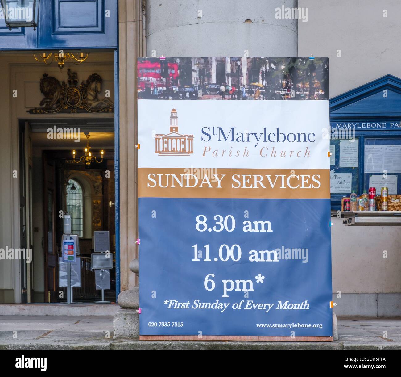 Cartello fuori dalla chiesa parrocchiale di St Marylebone, nel centro di Londra, con orari dei servizi domenicali. Foto Stock