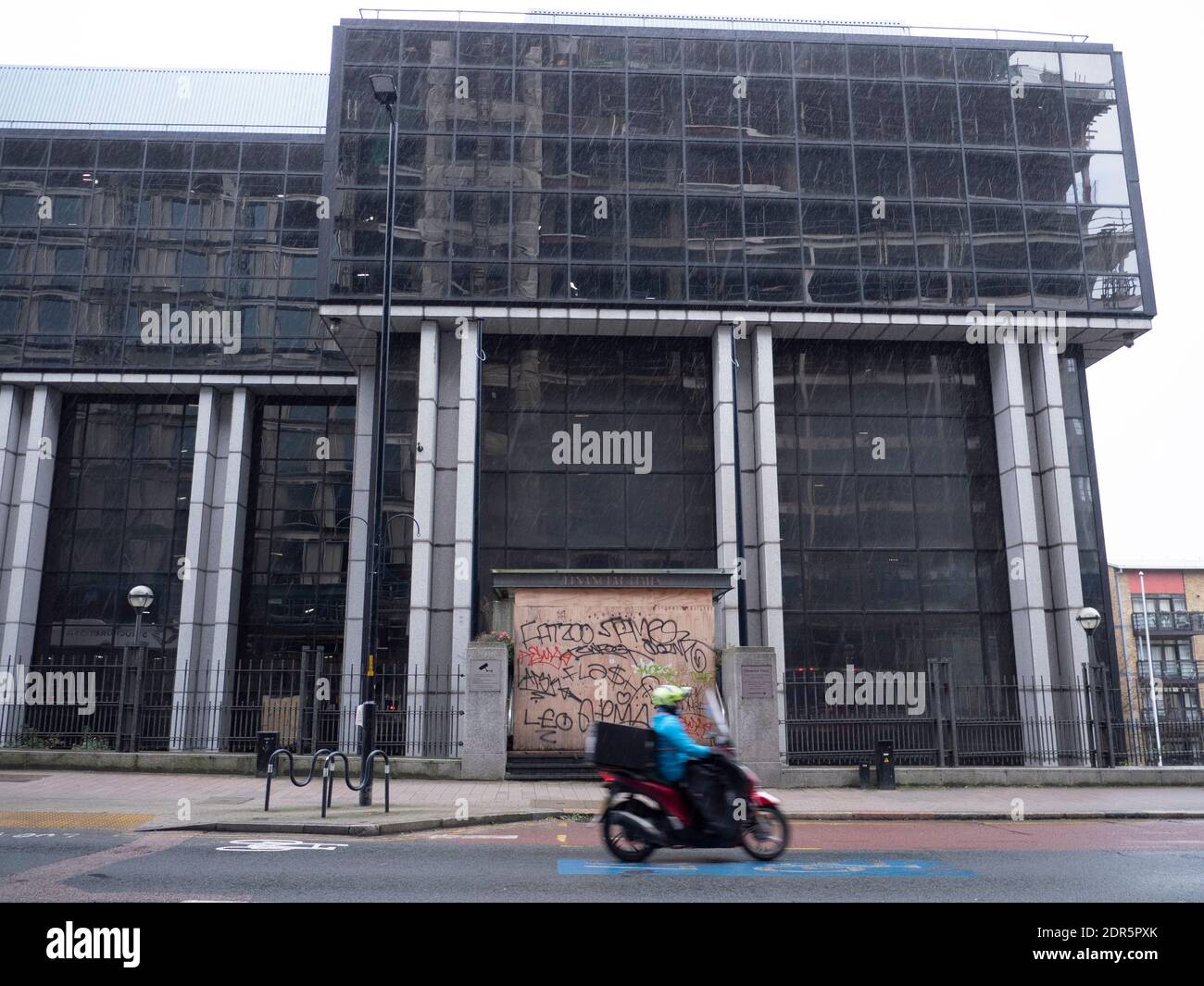 Imbarcati in disuso, un Southwark Bridge, ex quartier generale del Financial Times. Foto Stock