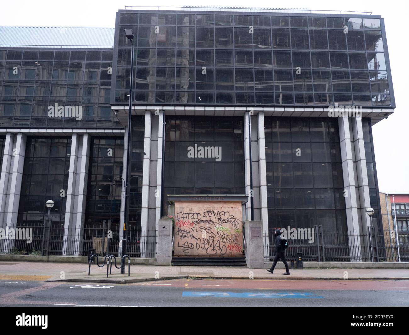 Imbarcati in disuso, un Southwark Bridge, ex quartier generale del Financial Times. Foto Stock