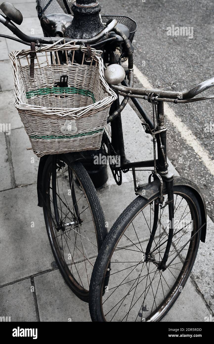 GRAN BRETAGNA / Londra / Notting Hill / biciclette al mercato di Portobello . Foto Stock