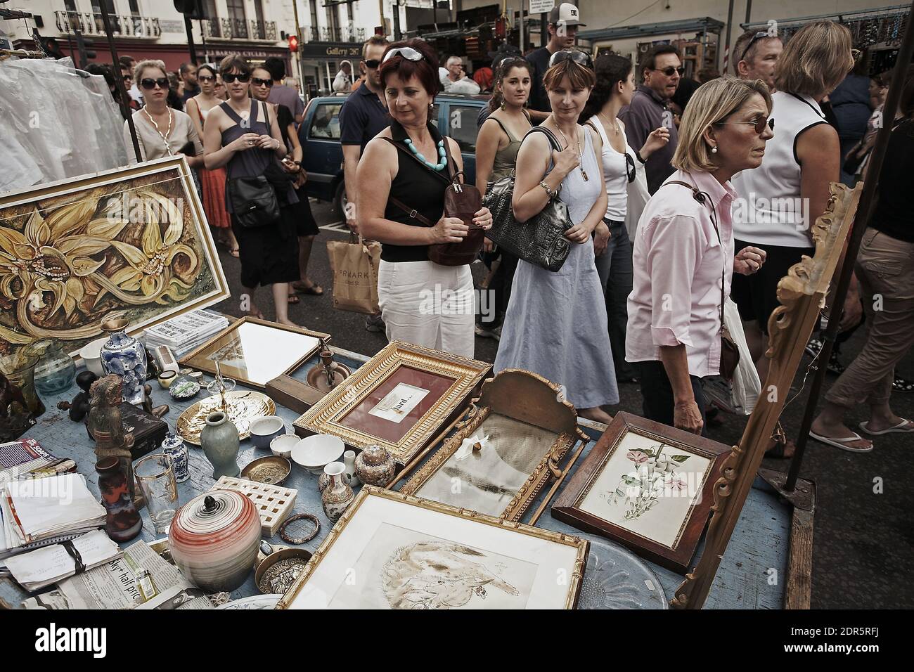 Portobello Road Market, nel quartiere di Notting Hill di Londra, Gran Bretagna, famoso in tutto il mondo per i suoi vestiti di seconda mano e antiquariato. Foto Stock