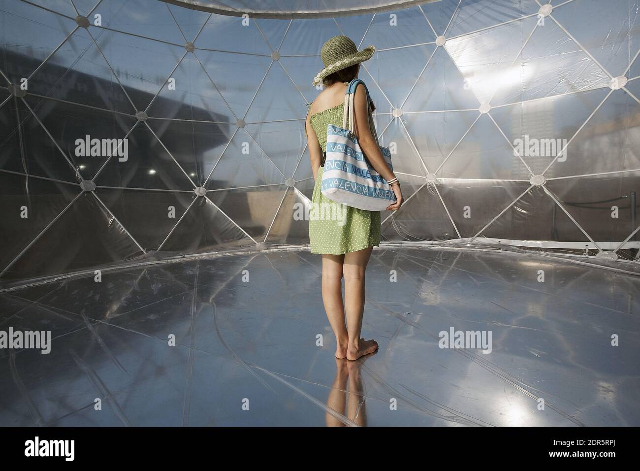 GRAN BRETAGNA / Inghilterra /Londra /giovane donna che indossa abiti estivi Sta guardando la mostra 'EDIFICI PSICO' con un'istalazione Di Tomas Saracen Foto Stock