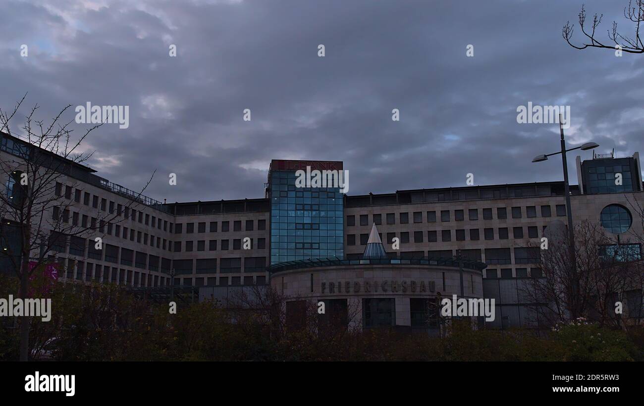 Succursale dell'istituto finanziario pubblico Landeskreditbank Baden-Wuerttemberg (L-Bank) nell'edificio degli uffici 'Friedrichsbau' in centro in serata. Foto Stock