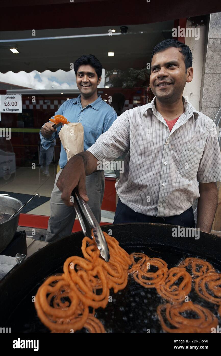 GRAN BRETAGNA / Londra / Southall /Jalebi Vendor sul Brodway .Jalebi è un dolce fritto comunemente preparato in India, Pakistan e Bangladesh. Foto Stock