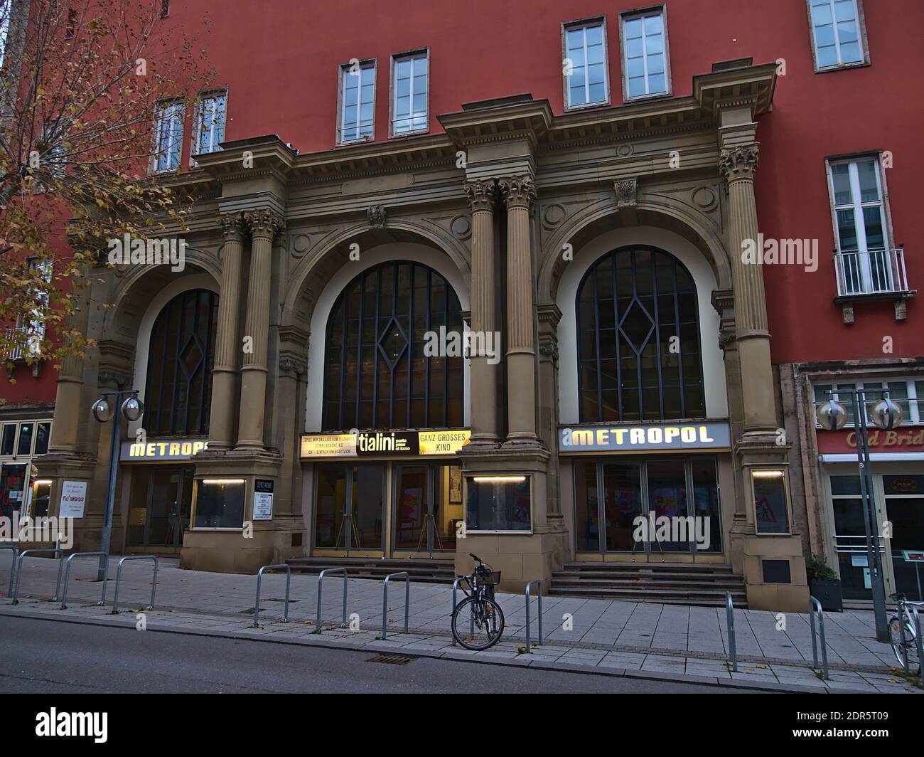 Vista frontale dell'entrata principale del cinema Metropol situato in un antico edificio storico nel centro cittadino. Foto Stock