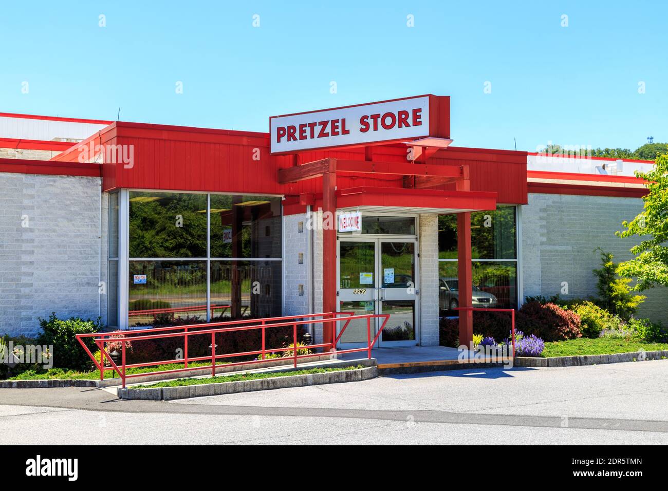 Lettura, PA, Stati Uniti d'America - 14 Giugno 2018: Il Pretzel ingresso del negozio a Tom Sturgis salatini, un commerciale pretzel panificio vicino Shillington, Berks County, PA. Foto Stock