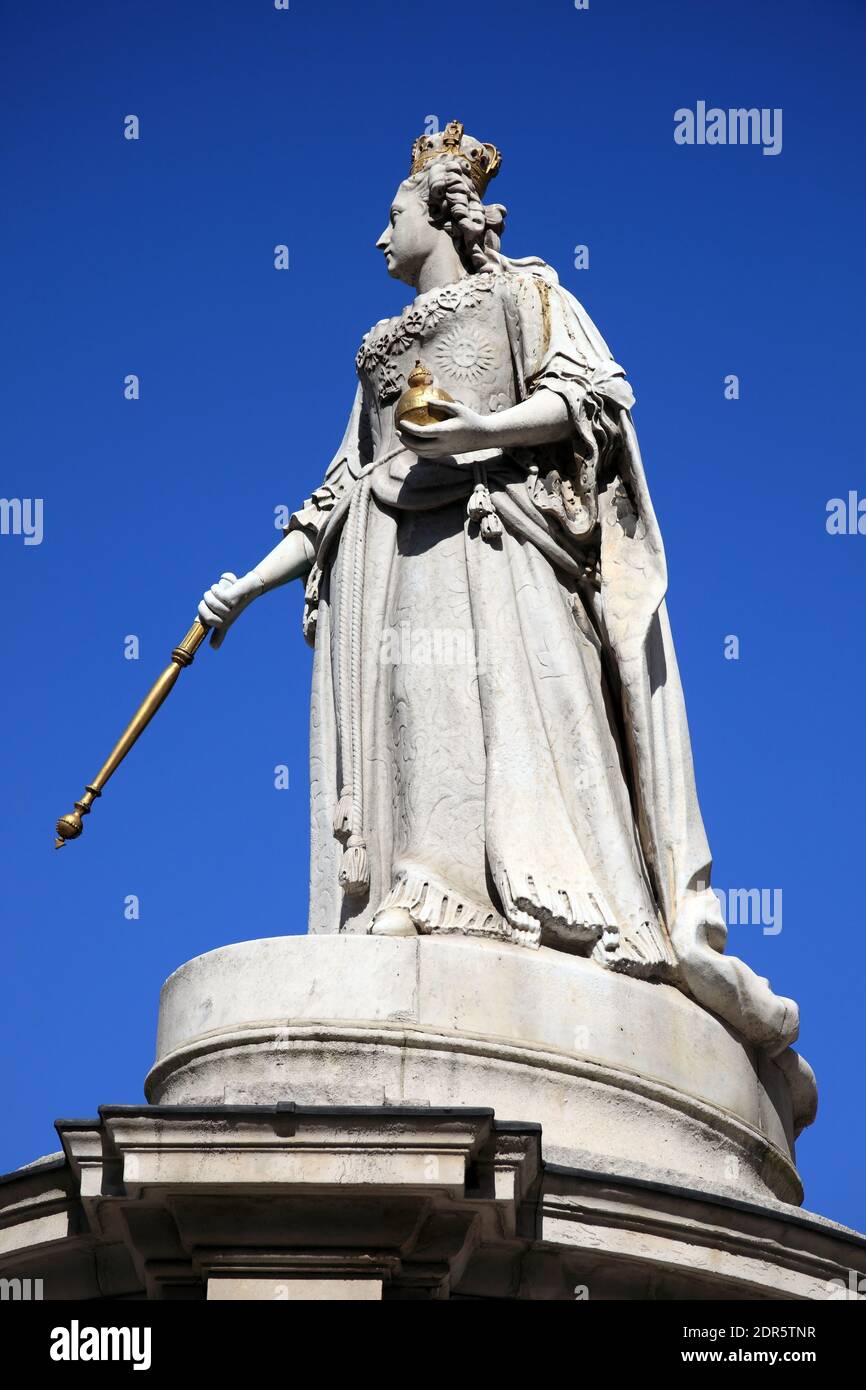 Statua della regina Anna eretta nel 1712 fuori dalla cattedrale di St Paul a Londra, Inghilterra, che è un popolare punto di riferimento turistico, destinazione di attrazione, Foto Stock