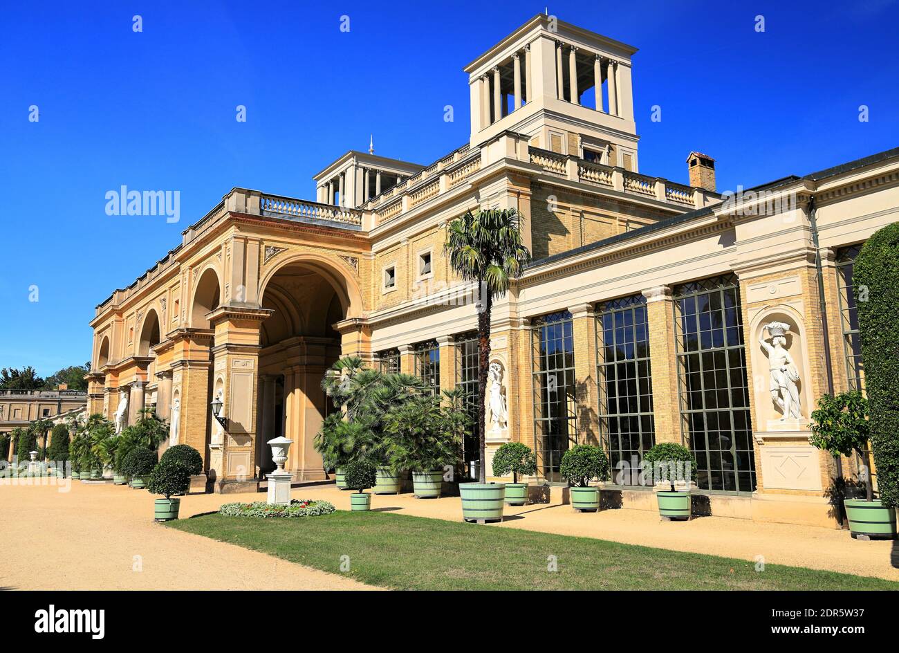Potsdam, Germania - 18 settembre 2020: Visita del palazzo reale e del parco Sanssouci a Potsdam in una giornata di sole. Vista sul Palazzo dell'Orangerie. Foto Stock