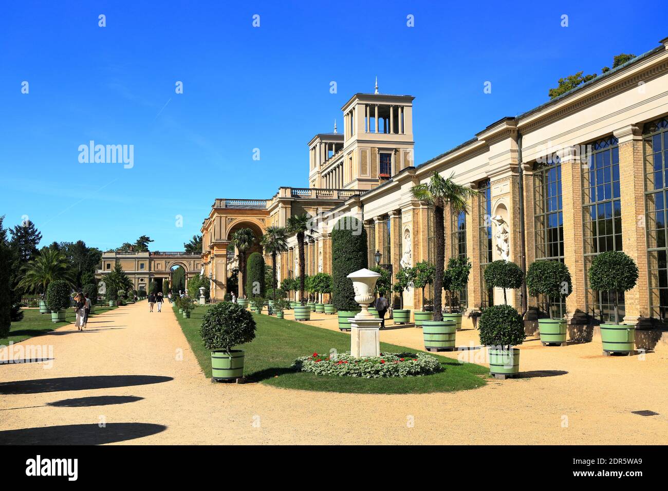 Potsdam, Germania - 18 settembre 2020: Visita del palazzo reale e del parco Sanssouci a Potsdam in una giornata di sole. Vista sul Palazzo dell'Orangerie. Foto Stock