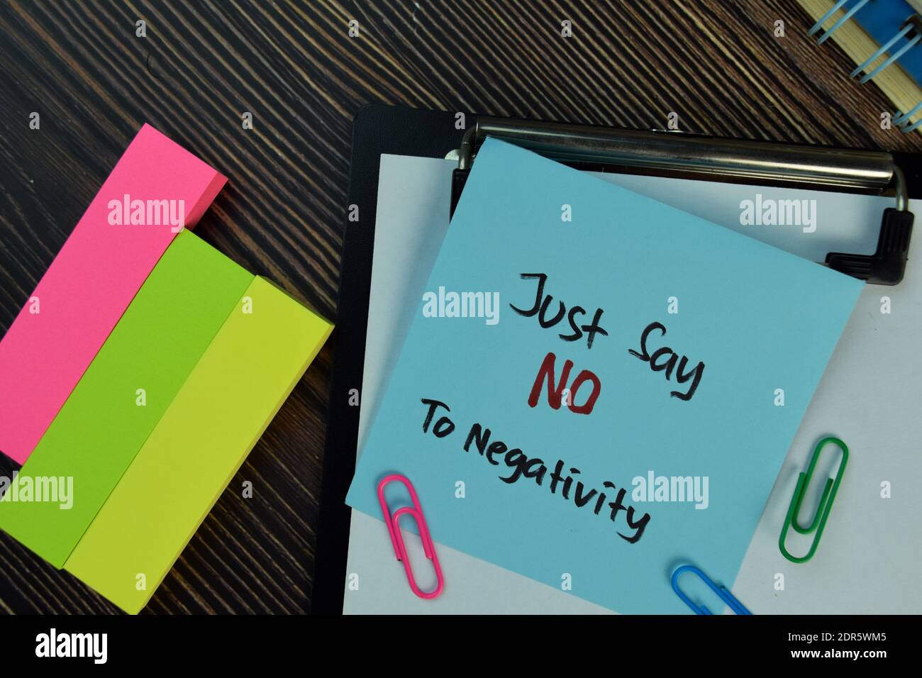 Basta dire NO alla negatività scrivere su note appiccicose isolato su legno tavolo. Concetto di motivazione Foto Stock