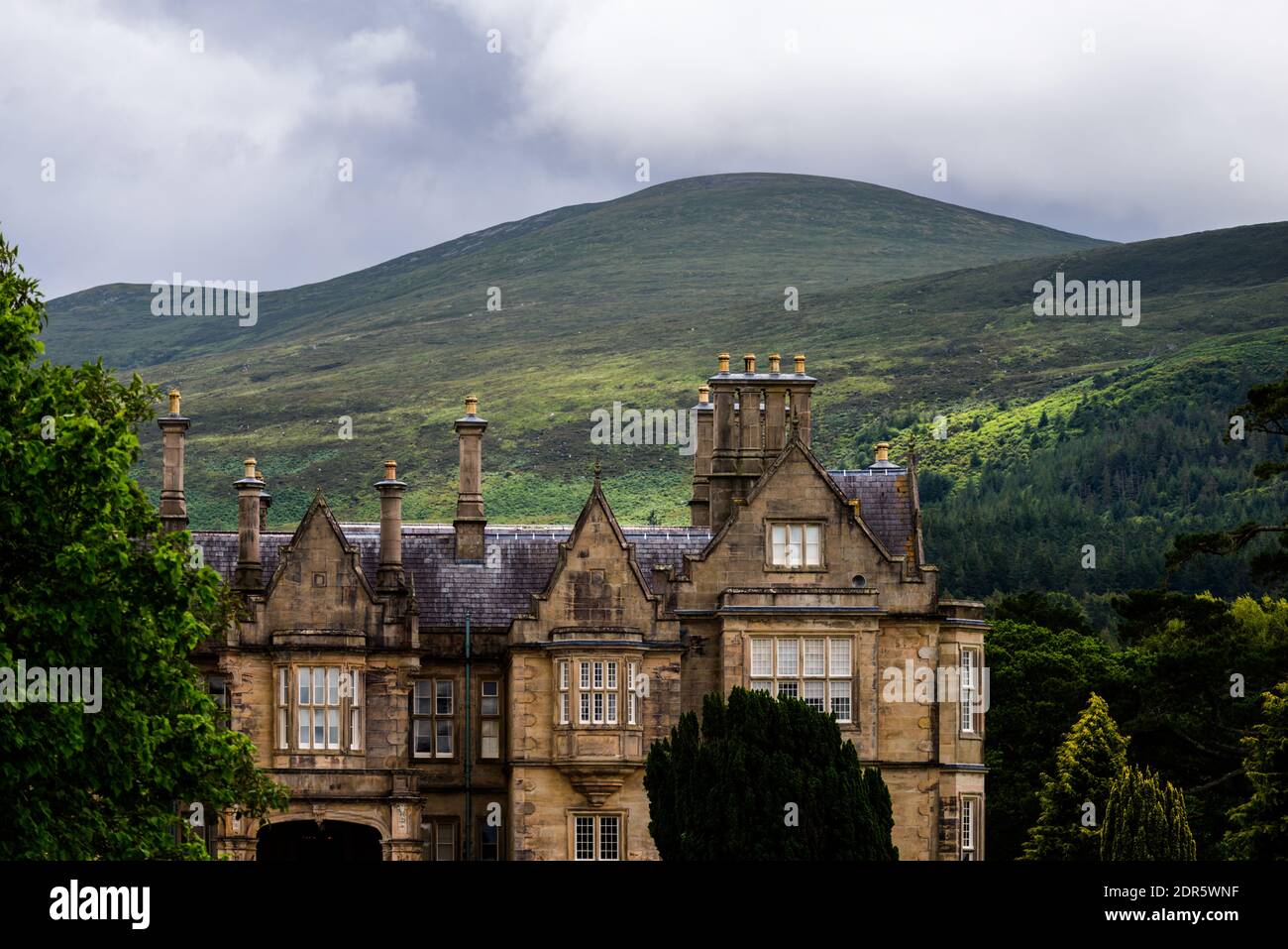 Nuvole e montagne, incredibile natura dell'Irlanda nel Parco Nazionale di Killarney, vicino alla città di Killarney, contea di Kerry Foto Stock