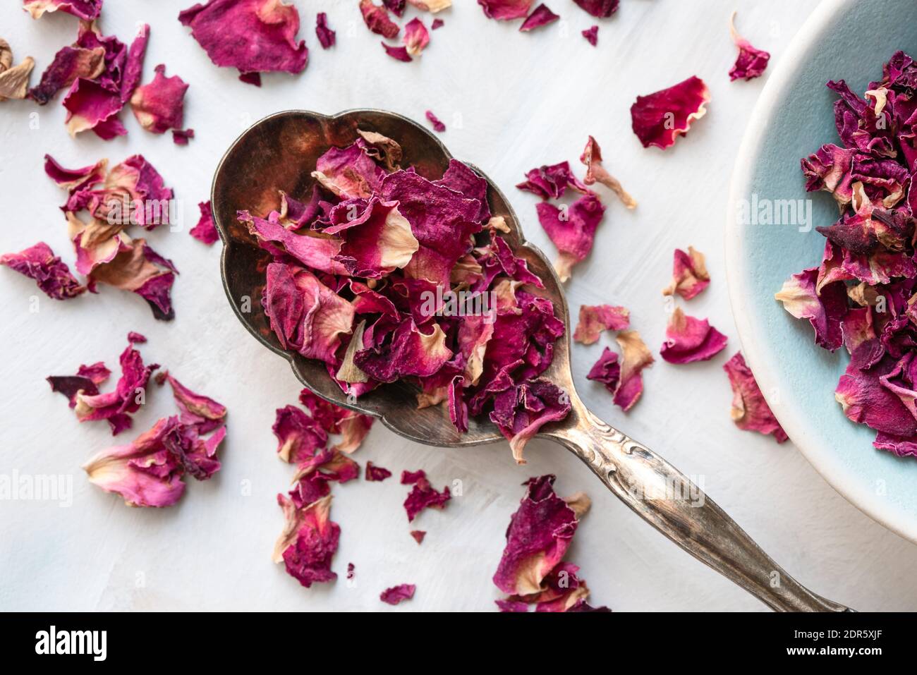 Petali di rosa essiccati su un cucchiaio Foto Stock