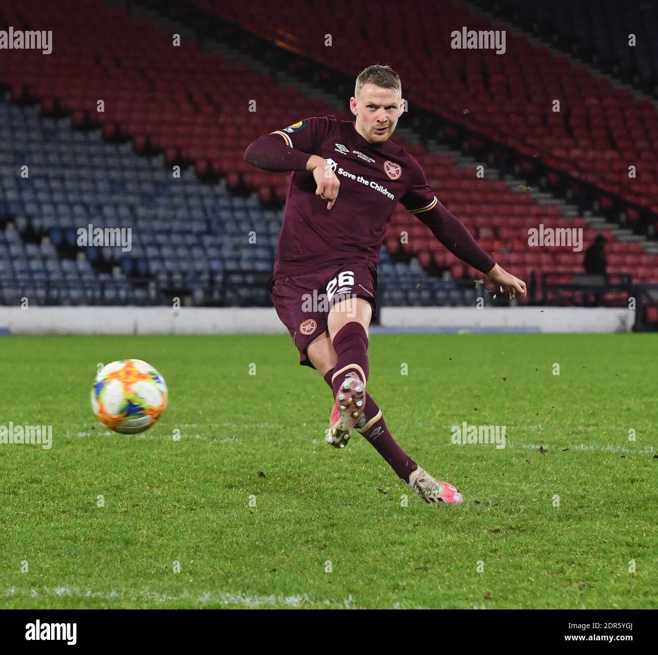 Hampden Park, Glasgow, Scozia, Regno Unito. 20 Dicembre 2020. Hearts Stephen Kingsley pena perdere credito: eric mcowat / Alamy Live News Foto Stock