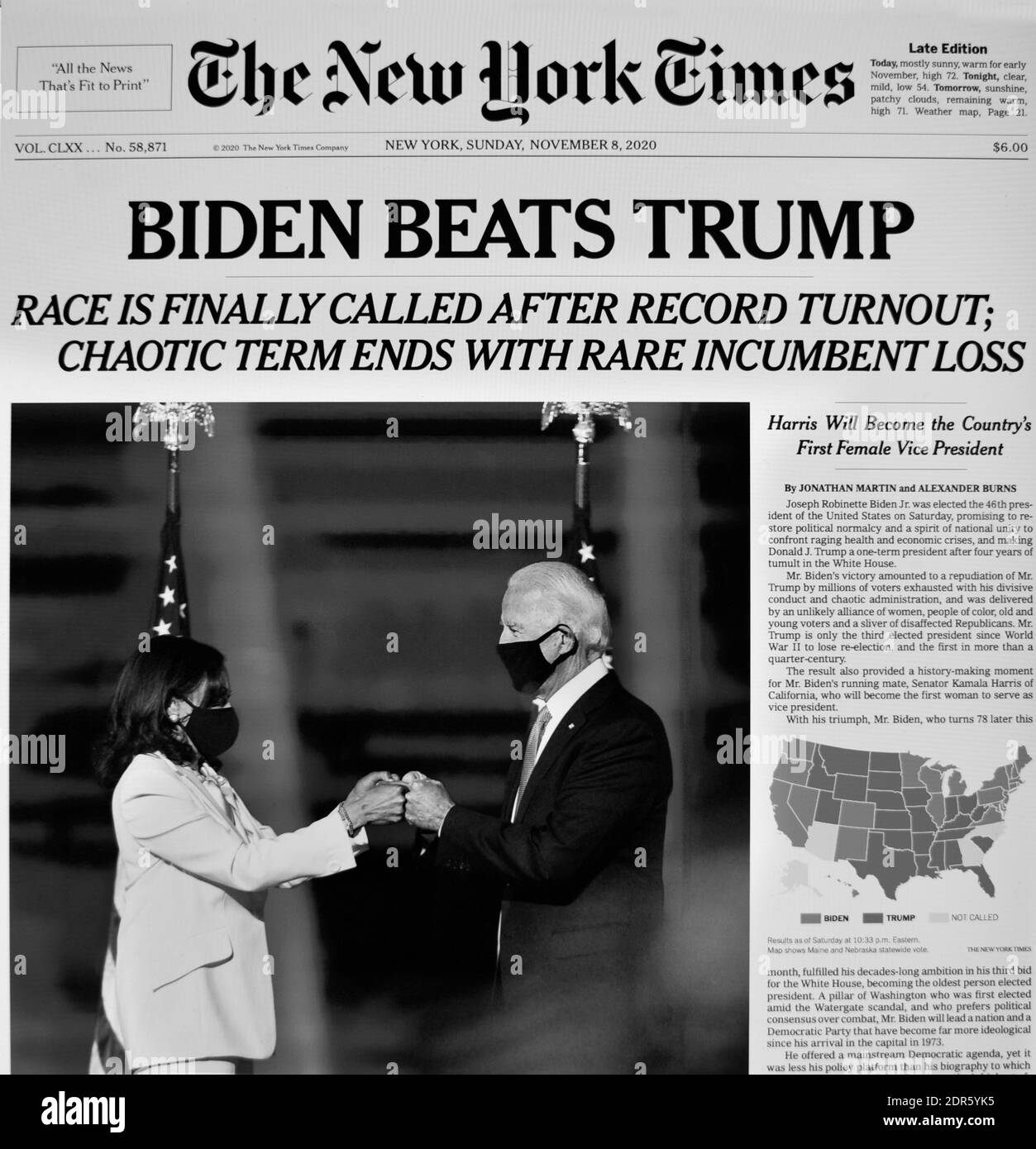 La prima pagina del New York Times di domenica 8 novembre 2020, con un titolo che dichiara Joe Biden battere Donald Trump nelle elezioni presidenziali. Foto Stock