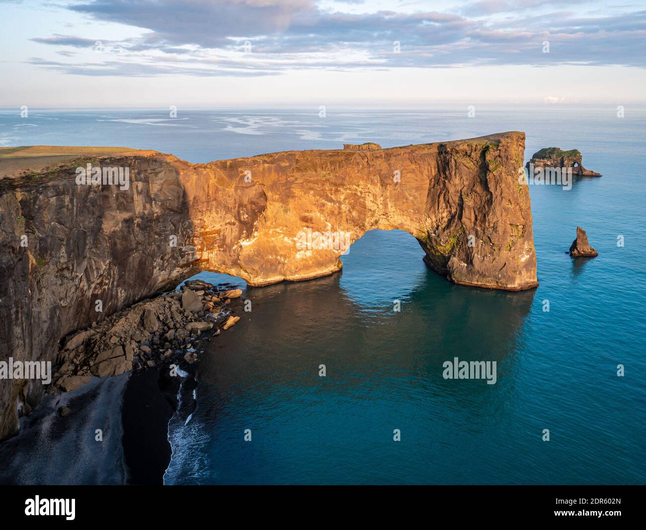 Incredibile arco nero di lava in piedi nel mare. Località capo Dyrholaey, Islanda Foto Stock