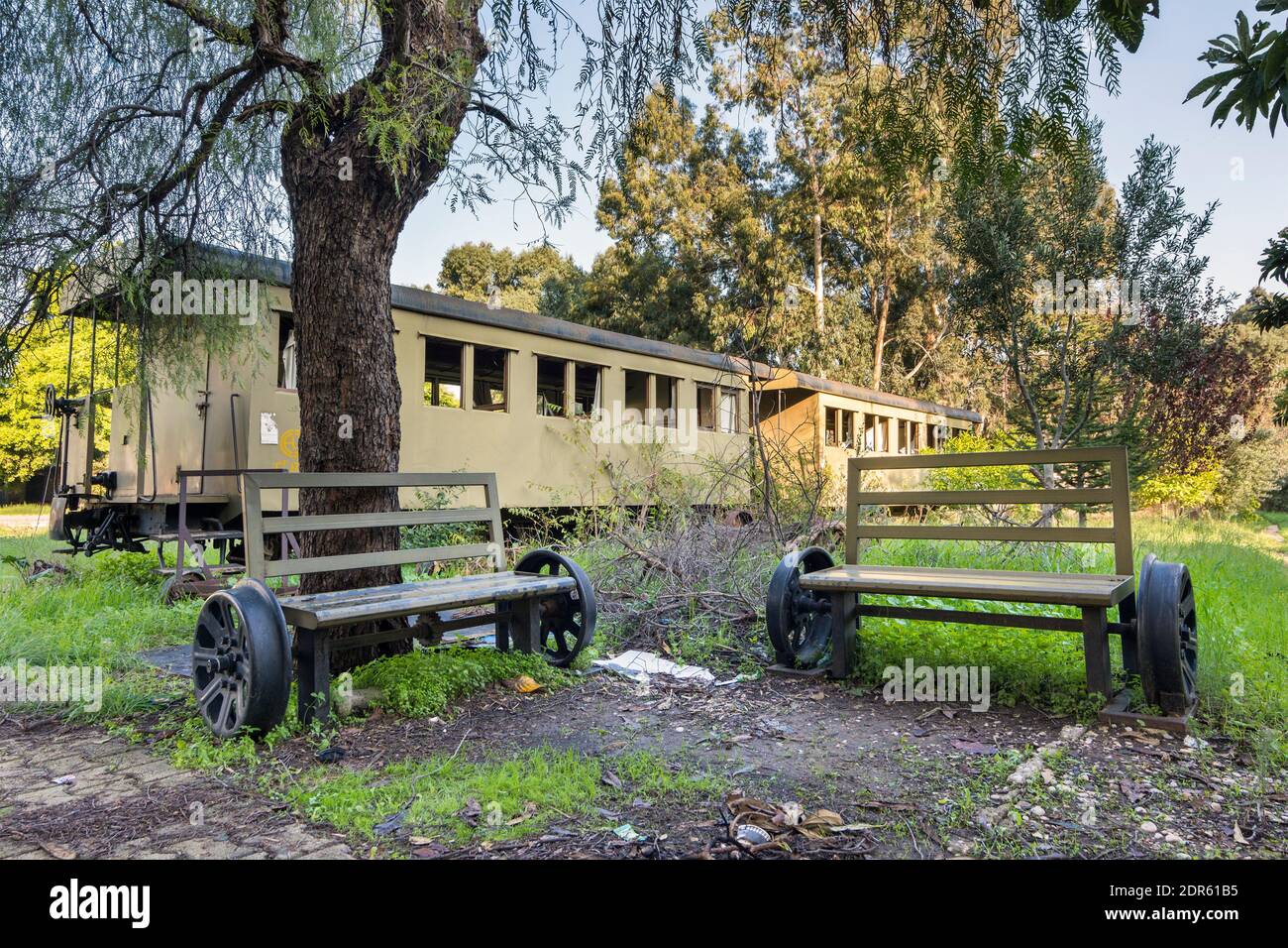 Panchine con ruote ferroviarie nella vecchia stazione ferroviaria abbandonata di Beirut, Mar Mikhael, Libano Foto Stock