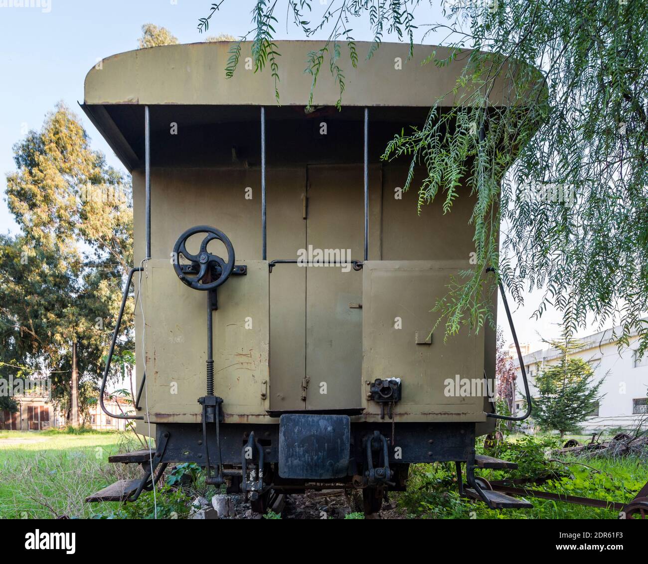 Rinnovato vagone ferroviario nella vecchia stazione ferroviaria di Beirut abbandonata, Mar Mikhael, Libano Foto Stock
