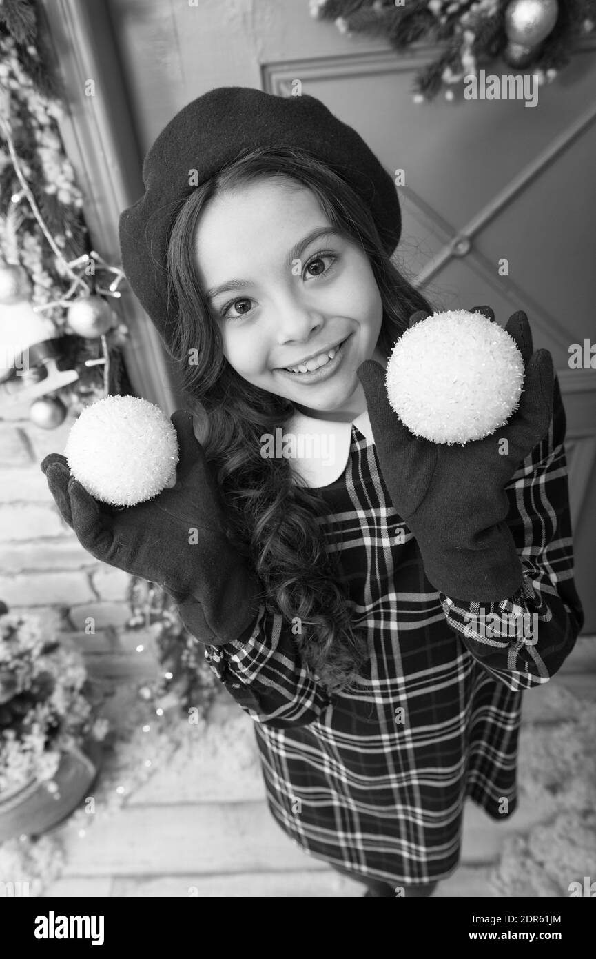 Piattaforma il sale. shopping natalizio. piccola ragazza francese. alla moda decorativa di capretto xmas palla. home e albero di Natale decorazioni. Felice anno nuovo. sorridente bambino parigino in guanti. vacanze inverno attività. Foto Stock