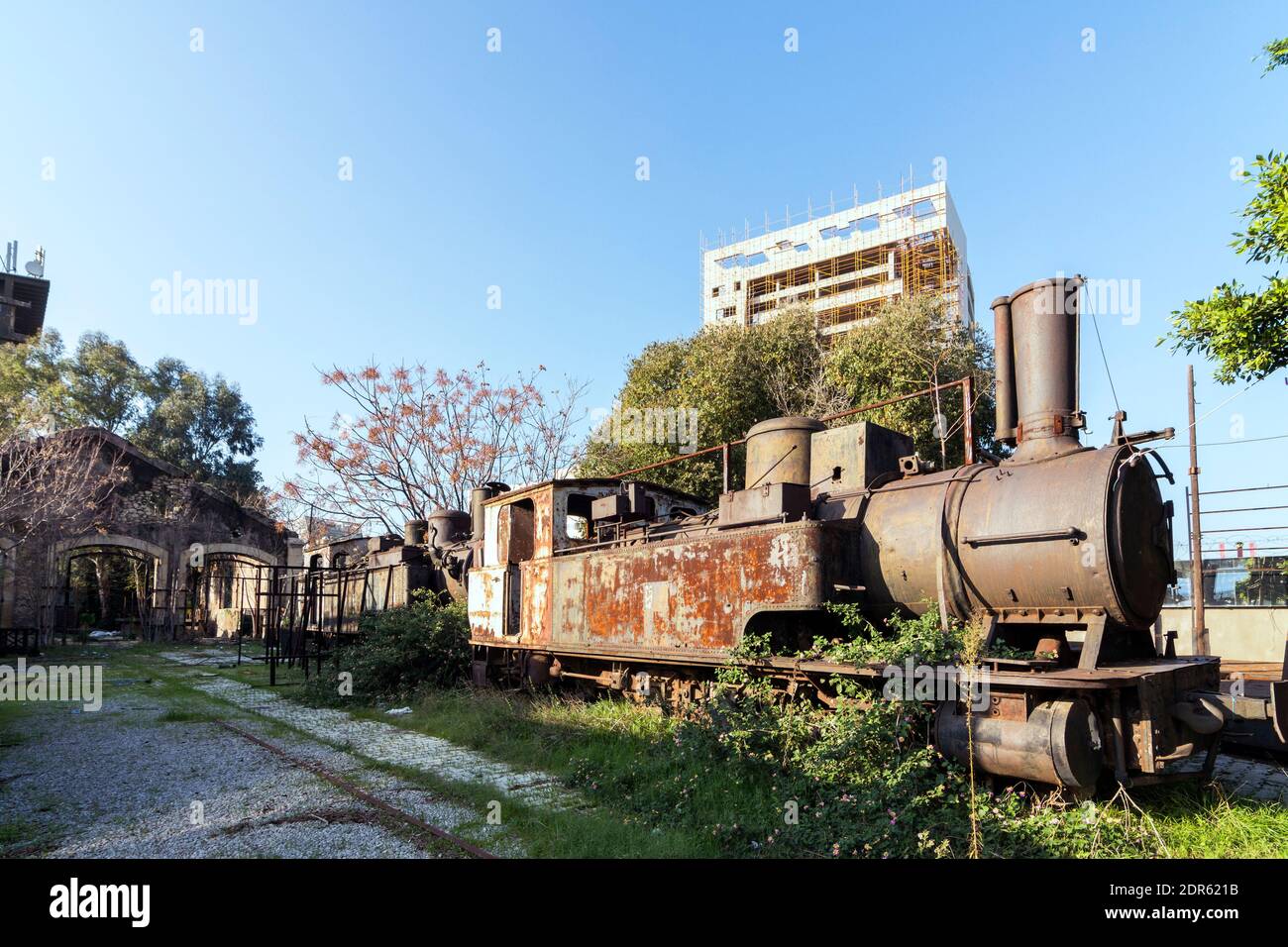Vecchio treno arrugginito nella vecchia stazione ferroviaria di Beirut abbandonata a Mar Mikhael, Libano Foto Stock